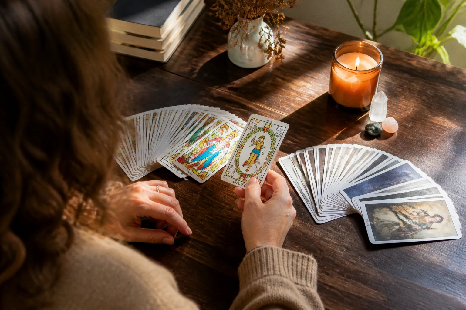 Tirage de tarot psychologique ou divinatoire : deux voies d'exploration