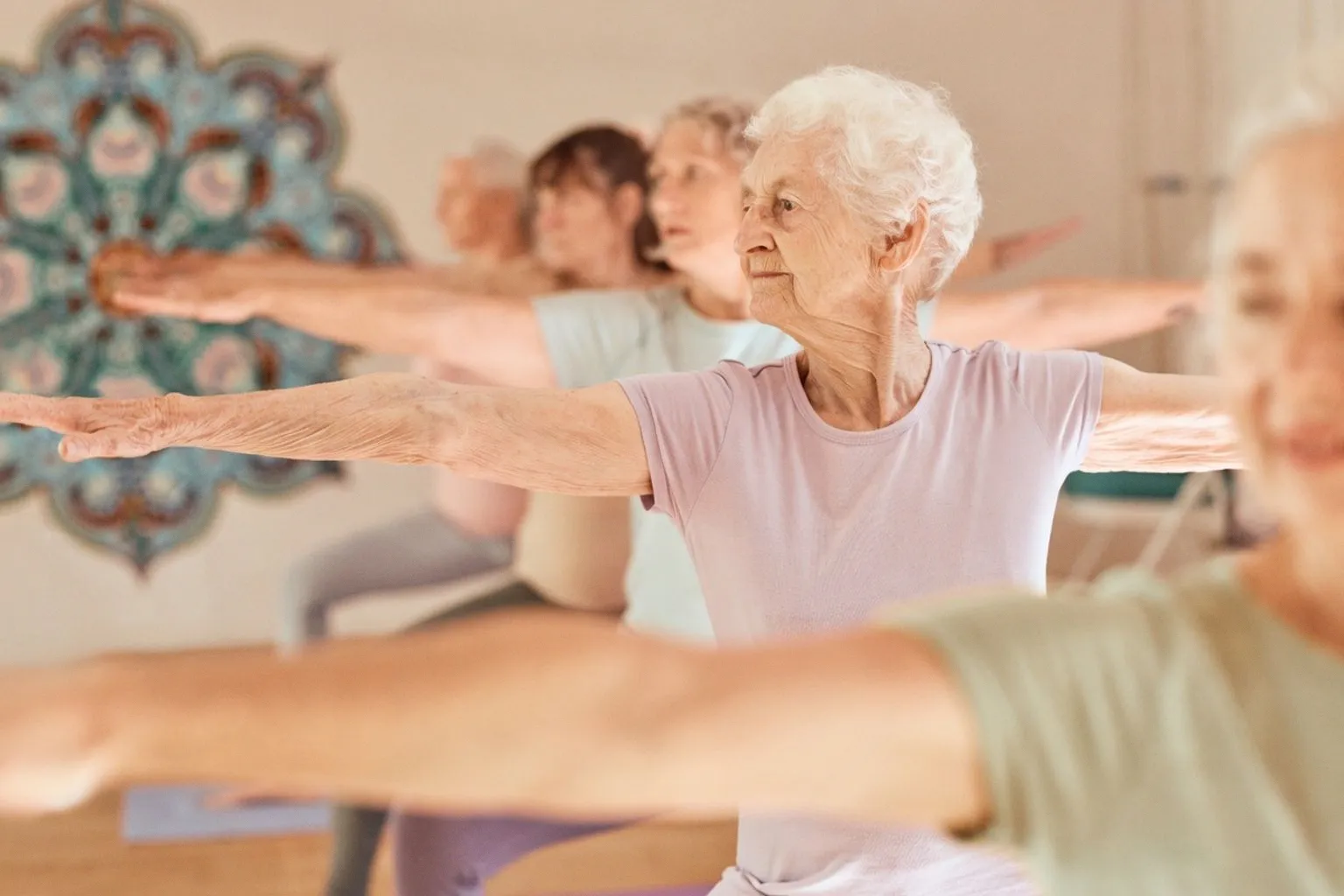 Yoga et stimulation cognitive : une nouvelle approche pour renforcer la mémoire des seniors